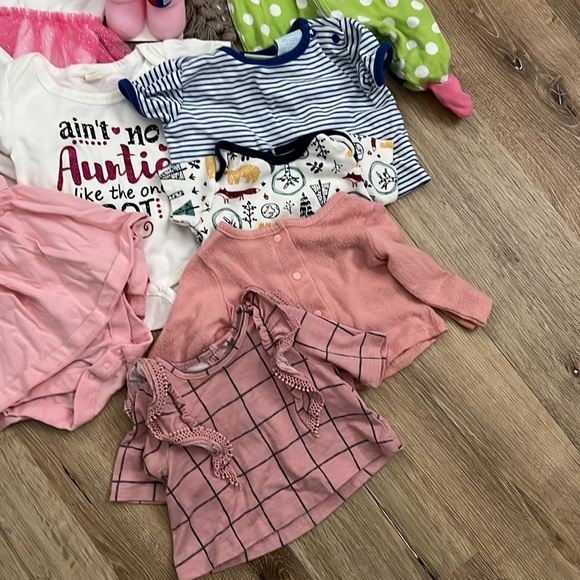 0-3 Months Baby Girl Clothing Bundle - Champion Hat & Booties - Picture 4 of 5